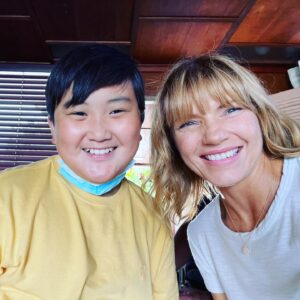 Kathleen Rose Perkins Instagram - I’m not a mom, but I play one on tv... To these incredible gems. @peytonelizabethlee @westian_official @mattsato thanks for being the best fake kids a fake mom could ask for. @doogie.kamealoha.md @disneyplus