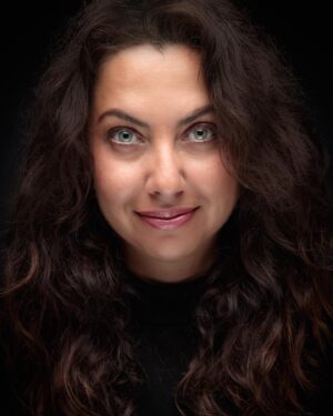 Kathreen Khavari Instagram - Thank you @damu_malik_photo for these new headshots that I’ve been avoiding getting since before pandemic. You made it so easy! And shoutout to @pejvahdat for recommending Damu 🙌🏽