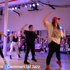 Kathryn Burns Instagram - That one time when 2x Emmy Award Winning Choreographer, @katmburns came to dance with us on Broadway! 🤩

🧠: @katmburns 
🎥: @jakeallensmith 
📍: @stepsonbroadway 

#stepsonbroadway #stepsnyc #commercialdance #commercialjazz #nycdance #katburns #emmys #choreographer #dancersofinstagram