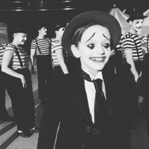 Kathryn Burns Instagram - THE BOY // #DispatchesfromElsewhere // #katburnschoreo

I choreographed the finale of this beautiful show and am proud to be a small part of the whimsical yet painfully self-reflective story.  BRAVO Jason, Charlie and team and thank you for your trust.  Congrats to my little superstars Travis & Sarah for conquering your fears and mastering new skills! And dancers, y’all were phenomenal and I‘m sorry again about ur hammies...we had one hell of a mime! #assistantchoreographer @oliviacipolla