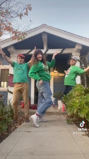 Kathryn Burns Instagram - Decorating is very merry with these two.  GOOD TIME GANG ELVES: @scottmfoster @mrpetegardner 🎄#sleighride #dance #petesatiktokstar #crazyexgirlfriend