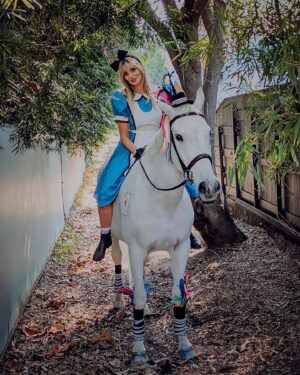 Katie Nehra Instagram - Me and my girl 2 years ago…
Happy Halloween! 
🐇 🎩 🐎 🍄 🍭