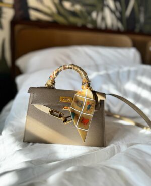 Katie Nehra Instagram - Thank you @hermes @carlscrush and Kate for the most magical time at the Hermès 1.50m Series Final Classic @wellingtoninternational_wef 
-PS Bag not included 🐎🐎🐎