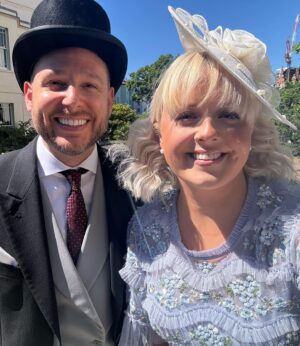 Katie Thistleton Instagram - Had the best time getting all dressed up for @royalascotofficial on Thursday! Obsessed with the boys in their top hats 😭 thank you @jordannorth1 for taking us ❤️
Dress: @needleandthreadlondon 
Shoes, bag and fascinator: @lkbennettlondon #gifted