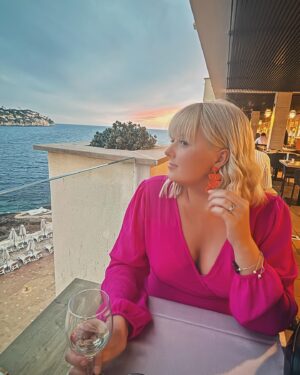 Katie Thistleton Instagram - The best 5 days of looking at the sea, swimming in the sea and crying laughing with the best person in the 🌎
