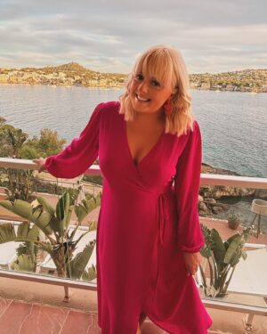 Katie Thistleton Instagram - The best 5 days of looking at the sea, swimming in the sea and crying laughing with the best person in the 🌎