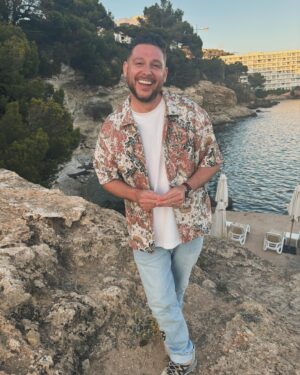 Katie Thistleton Instagram - The best 5 days of looking at the sea, swimming in the sea and crying laughing with the best person in the 🌎