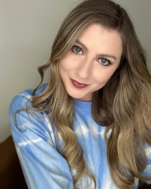 Katie Wilson Instagram - What are your weekend plans? 💙