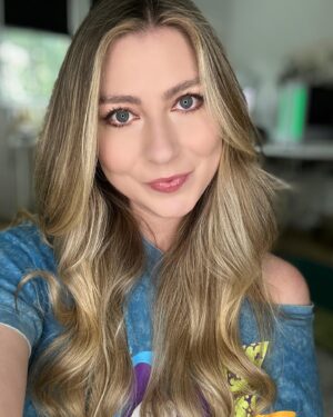 Katie Wilson Instagram - It’s Friday!!! 🙌 Who’s got fun plans this weekend?
