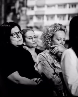 Katja Riemann Instagram - Tonight @fotografiska.berlin. Ein sehr emotionaler Abend, veranstaltet von @hawar.help über: 10 Jahre nach dem Völkermord an den Jesid.innen durch den IS. 

@jazmatab @duzentekkal @janilhankizilhan @mona_kizilhan @shila_behjat 

Wie immer, grossartige schwarz-weiss Fotos von Markus Hurek, @menschundlicht
