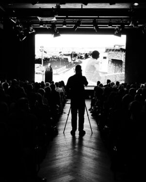 Katja Riemann Instagram - Tonight @fotografiska.berlin. Ein sehr emotionaler Abend, veranstaltet von @hawar.help über: 10 Jahre nach dem Völkermord an den Jesid.innen durch den IS. 

@jazmatab @duzentekkal @janilhankizilhan @mona_kizilhan @shila_behjat 

Wie immer, grossartige schwarz-weiss Fotos von Markus Hurek, @menschundlicht