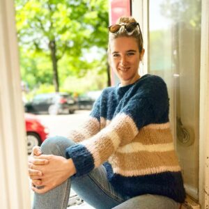 Katjana Gerz Instagram - Ich trage diesen Pulli fast jeden Tag 💜💜 
Knitwear handmade in Germany @byclaussen 
Und wenn ich ihn nicht an habe dann hat hn Sebastian:)
#werbungwegenmarkennennung