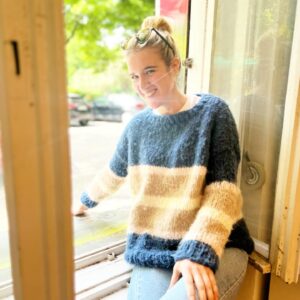 Katjana Gerz Instagram - Ich trage diesen Pulli fast jeden Tag 💜💜 
Knitwear handmade in Germany @byclaussen 
Und wenn ich ihn nicht an habe dann hat hn Sebastian:)
#werbungwegenmarkennennung