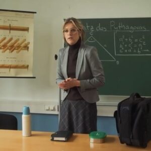 Katjana Gerz Instagram - Neue Regeln für Bayerns Schulen! Nicht nur Genderverbot, sondern auch neue Aufseher – Stress pur für @KatjanaGerz und andere Lehrkräfte.
Die ganze #heuteshow gibt’s in der Mediathek!