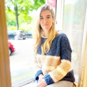 Katjana Gerz Instagram - Ich trage diesen Pulli fast jeden Tag 💜💜 
Knitwear handmade in Germany @byclaussen 
Und wenn ich ihn nicht an habe dann hat hn Sebastian:)
#werbungwegenmarkennennung