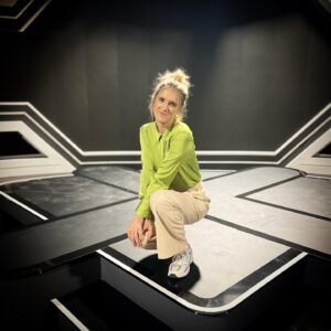 Katjana Gerz Instagram - Hier hocke ich neben dem X im Studio der @bildundtonfabrik nach der Aufzeichnung von @maithinkx fotografiert von dem talentierten @max_bierhals ( nicht im Bild zu sehen)