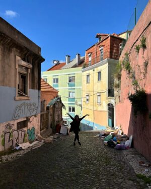 Katka Koščová Instagram - Sme si povedali, že si nebudeme na 40ku dávať prezenty, že radšej spolu pôjdeme na výlet. Musela som na tieto mladice čakať dva roky, ale stálo to za to.
🥰🥰🥰 
Fado, saudade, obrigada, ginjinha, krevety, octopusy, ustrice, pastele, víno, kilometre do kopca, spoločné nadhadzujúce matrace, rehoty, všetko bolo s týmito dievčiskami.❤️
#lisboa #portugal🇵🇹 #saudade #moje #dievciska #radostaznakost