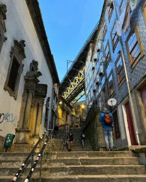 Katka Koščová Instagram - Porto, ach Porto. Toľko kontrastov, toľko hudby, toľko schodov akoby až do neba, akoby až k peklu…
#porto #portugal🇵🇹 #inlove #radostaznakost