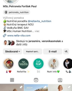 Katka Koščová Instagram - Kamaráti, budem sa opakovať, ale opäť mám veľa správ s otázkou na chudnutie. Ono to znie tak vágne, že zdravý kalorický deficit dosiahnutý úpravou stravy a pohybom, ja viem. Preto neustále apelujem na odborníkov. Neustále. Nemôžem s vami zdieľať moje jedálničky, lebo to je niečo, čo sedelo mne, ja som si ich pripravovala sama podľa mojich chuťových preferencií. Základom má podľa mňa byť to, aby sme sa naučili stravovať vyvážene a tak, že je to pre nás udržatelné.  Nemôžem s vami zdieľať ani kalorické nastavenie mojich tabuliek, lebo je to pre vás absolútne nerelevantné. Nemôžte si ich nastaviť podľa mňa. Dvaja ľudia s rovnakou výškou a váhou nebudú mať rovnaké nastavenia, ak sa to robí správne. A sme opäť pri odborníkoch.🙏 Bolo by vrcholne neetické, ak by som vám ja dávala rady. Už to, že spomínam kalorické tabuľky je na hrane, mne to síce poslúžilo ako výborný nástroj, ale niekomu inému môže obsesívne zapisovanie a kontrolovanie spustiť poruchu príjmu potravy. Čiže moja jediná rada sú títo ľudia:
@tanyasfitlife 
@vyziva_s_nikol 
@erika_zajacova 
@borismedicine 
@zapiskynutriholicky 
@zdravieavyzivaonline 
@vyzivajk 
@terapiajedlom 
@ten_nutricni 
@karolinafour 
@petronela_nutrition 
Popozerajte si ich profily, strašne veľa sa naučíte už len týmto. 
Mne sa neskutočne uľavilo, keď som ich začala sledovať. Toľko mýtov o jedle mi vyvrátili. A viete, čo je super? Všetci sa zhodujú. To je fantastické, tá veda, že? 
Nepotrebujú vymýšľať žiadne diéty, žiadne hladovky, očistné kúry, predávať vám drahé nefungujúce spaľovače tukov, či rôzne suplementy… Vďaka sledovaniu týchto múdrych ľudí mám omnoho lepší vzťah k jedlu, k svojmu telu… Tak, ak už nič iné, dajte im follow, ak vás táto téma zaujíma. Toto sú ľudia, ktorí roky študovali výživu, ktorí jej skutočne rozumejú. Ja som len ich fanda, ktorému veľmi pomohli.❤️🙏
A ešte jedna vec, už som tu spomínala PPP. A na to sú odborníci v @chutzit ❤️
Toto je téma, ktorá sa týka mnohých ľudi. Ak vám je ťažko, máte sa kam obrátiť.🙏🙏🙏
#chutzit #nedajtesaoklamat #skratkyneexistuju
