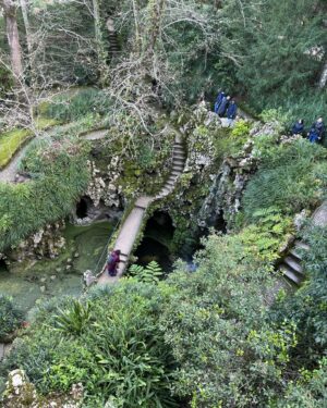 Katka Koščová Instagram - Sintra kamaráti. To je taký dychberúci Disneyland pre dospelých, ale vlastne aj pre detiská. Bez otravnej hudby, bez otrávených sprievodcov, nádherné nikdy nekončiace parky plné obrovských platanov, sekvojí, paliem, popretkávané chutnými kľukatými chodníčkami, miliónmi schodísk, ukrytých vežičiek, mostov, jazierok, vodopádov, lavičiek… Pripadala som si ako v Pánovi prsteňov, ako v Roklinke. Aj keď tie paláce a vily sú postavené veľmi eklekticky a v rôznych historizujúcich štýloch (reálne to bolo vystavané v 18., 19. a 20.stor.) častokrát máte pocit, že ste v novom príbehu alebo ozaj v kulisách nejakého filmu s elfmi. Čarovné to bolo, aj fyzicky ozaj náročné. Celé sme to dali pešo, decká skuvíňali, 110 poschodí nám to ukázalo len k palácu Pena.🤭 Ale ja som teda nadšená, fakt to bol zážitok, tak ak si dávate Lisabon na aspoň 4 dni, tak Sintru nevynechajte.😘
#sintra #portugal #radostaznakost