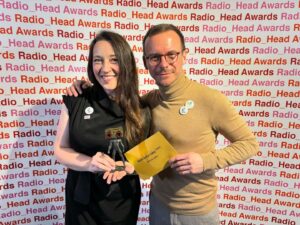 Katka Koščová Instagram - Ďakujeme odbornej porote za túto krásnu žánrovú Rádio Hlavu pre našu Krehkosť. Nesmierne si to vážim, nesmierne.
Ešte nesmiernejšie som vďačná za možnosť tvoriť s @daniel_spiner
 Tvoriť, spievať, byť. Ako som to už viackrát spomenula, Dano nie je kolega, Dano je partner. Pódiový manžel, lepšieho, vnímavejšieho, živšieho na koncertné spolubytie nenájdete. S Danom sa dejú zázraky. Najčarovnejšie. Stále…
A potom sa dejú zázraky s @michal.pivovar , bez ktorého by sa nediali tie pódiové. Precízny, obetavý, najpracovitejší, empatický… celá agentúra v jednej hlave. 
To sú moji dvaja muži. To je môj domov.
A potom je tu ďalší domov a tým je @slnkorecords .
Krehkosť vznikala len pár dní v Zrube Nebeski v Pribyline, ktorý nám nesmierne láskavo požičal @dusandajca a v ktorom sa tiež cítime ako doma.
@mselep nahral zemitý, zakorenený kontrabas, @jara_steamerman a @janzborovjan stoja za výsledným zvukom Krehkosti, poobracali ju a veľmi rýchlo pochopili, že potrebujeme, aby bolo počuť pravdu vo všetkej jej nedokonalosti.
A @ondra_ruml s jeho citom a tou krásnou farbou spravil Krehkosť úplnou.
Ďakujeme @fond_na_podporu_umenia  za štipendium na tvorbu, pevne verím, že neľutujú, že sa tieto verejne zdroje použili práve pri kreovaní Krehkosti. My sme za ne veľmi vďační.
Všetci sme ako figúrky zo skla, všetci. Takí krehkí. Náš čas tu je ohraničený a taký krátky… Do nemoty  to budem opakovať, do nemoty… Buďme k sebe dobrí, nerobme si zle. Hľadajme k sebe cesty, to, čo nás spája, na čom môžme stavať. Poďme spoločne brániť pravdu, spravodlivosť, demokraciu. Vráťme ten nekonečne silný význam slovám ako je láskavosť, solidarita, slušnosť, rešpekt. 
Taká som vďačná za tú krehkosť, zraniteľnosť, to je to, čo nás pojí, čo máme všetci spoločné. Tu môžme začat.
Dnes o 20:10 budé záznam z @radiohlavy na Dvojke, ak by ste mali chuť byť pri tom.
#radiohlavy #krehkost #klaviristaajehospevacka #vdacnost #grateful #radioheads #radostaznakost
