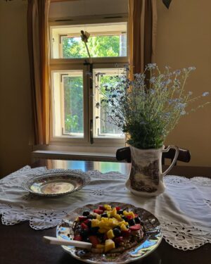 Katka Koščová Instagram - Posledný takmer týždeň v Žofii. Prívetivej, vrzgajúcej, voňavej štiavnickej chalúpke. ❤️❤️❤️
#banskastiavnica #zofia #tajchy #antikvariatik #radostaznakost