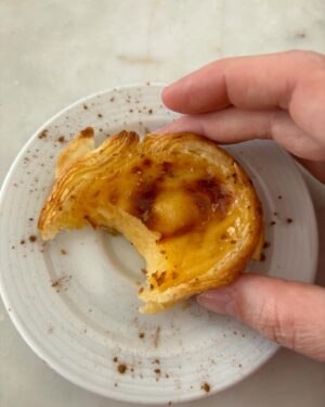 Katka Koščová Instagram - Lisabon farebný, voňavý, smradľavý, vykachličkovaný, ošúchaný, prekvapivo pokojný, až tichý, nedbalý, no prívetivý, rozfúkaný, tu kabel, tu kabel… juj ako nám chutíš.❤️
#lisbon #portugal🇵🇹 #lisabon #vsetkychutefarbyvone