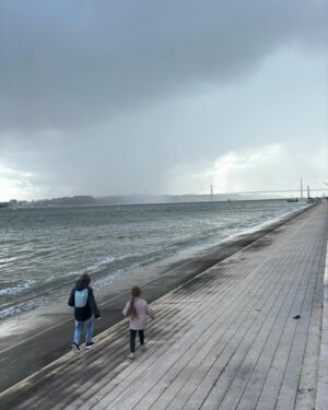 Katka Koščová Instagram - Lisabon farebný, voňavý, smradľavý, vykachličkovaný, ošúchaný, prekvapivo pokojný, až tichý, nedbalý, no prívetivý, rozfúkaný, tu kabel, tu kabel… juj ako nám chutíš.❤️
#lisbon #portugal🇵🇹 #lisabon #vsetkychutefarbyvone
