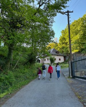 Katka Koščová Instagram - Posledný takmer týždeň v Žofii. Prívetivej, vrzgajúcej, voňavej štiavnickej chalúpke. ❤️❤️❤️
#banskastiavnica #zofia #tajchy #antikvariatik #radostaznakost