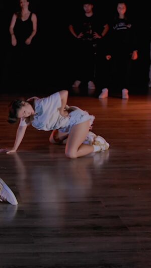 Katrina Rosita Instagram - treat me like I treat me 👑

been a minute since I’ve danced in front of the camera in class so it’s been fun to push my comforts again 🫠 this one was so much fun!

choreography: @danaalexa_ 
song: Treat Me @chloebailey 
filmed by: @medhigribi 
studio: @mihrankstudios