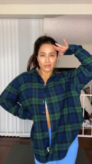 Katrina Rosita Instagram - looks like there’s a theme 🐝 happpppy tuesday! 
.
.
choreography: @tracy.ojj 
music edit: @moises.audios.com (on TikTok)