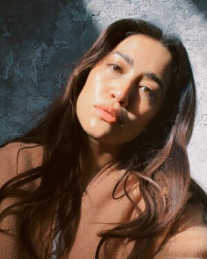 Katrina Rosita Instagram - “Pretty brown eyes and a mind full of thoughts.” - @vivalabonita 🤎

Face glow by @wendyluxmakeup ✨