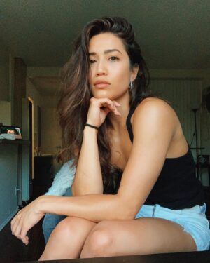 Katrina Rosita Instagram - eye sight test 👀 let’s see if the quarantine screen time hasn’t completely destroyed your poor eyeballs yet: see if you can spot the lil photo bomber hanging out with me (that’s a hint)⠀
⠀
bonus points if you can guess what show is on my 💻⠀
⠀
also..this picture got me thinking bc it looks like I’m thinking even though when I’m truly thinking I look more concerned and like something is terribly wrong⠀
⠀
but I’ve brought up a lot how being isolated can bring up feelings we don’t wanna face and shit but, let’s forget about scary shit for a second or the stress if you feel like looking at what everyone else is doing is making you feel behind or like you’re not doing enough..⠀
⠀
let’s share something we’ve realized we actually like about ourselves (gather round the 🔥 kids)⠀
⠀
I’ll start:⠀
I like that I can make myself laugh (also that I can make a bombass cocktail) ⠀
⠀
your turn 💟⤵️