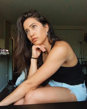 Katrina Rosita Instagram - eye sight test 👀 let’s see if the quarantine screen time hasn’t completely destroyed your poor eyeballs yet: see if you can spot the lil photo bomber hanging out with me (that’s a hint)⠀
⠀
bonus points if you can guess what show is on my 💻⠀
⠀
also..this picture got me thinking bc it looks like I’m thinking even though when I’m truly thinking I look more concerned and like something is terribly wrong⠀
⠀
but I’ve brought up a lot how being isolated can bring up feelings we don’t wanna face and shit but, let’s forget about scary shit for a second or the stress if you feel like looking at what everyone else is doing is making you feel behind or like you’re not doing enough..⠀
⠀
let’s share something we’ve realized we actually like about ourselves (gather round the 🔥 kids)⠀
⠀
I’ll start:⠀
I like that I can make myself laugh (also that I can make a bombass cocktail) ⠀
⠀
your turn 💟⤵️