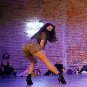 Katrina Rosita Instagram - I love when @samanthacaudle9 has us dancing to some throwbacks 💿 

choreography: @samanthacaudle9 
song: hypnotized @plies @akon 
.
.
.
#heelsdance #2000snostalgia #filipinadancer #pinay #hapagirl