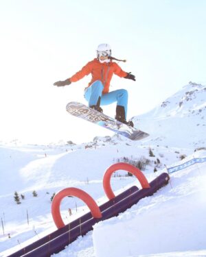 Katya Peneva Instagram - I believe I can fly 🤘🏻#snowboard #snowboarding #jump #flying #fly #winter #fun #mountain #sport #snow #courchevel #courchevel1850 #libtech #norrona