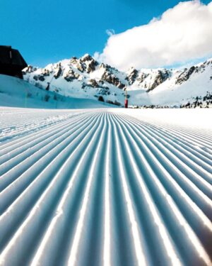 Katya Peneva Instagram - Perfect lines 🏂 #snowboarding #snowboard #courchevel1850 #courchevel