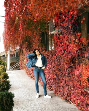 Katya Peneva Instagram - Fairytale feel 🍂🍁🐿 #fall #lovelife #photooftheday #denim #jeans