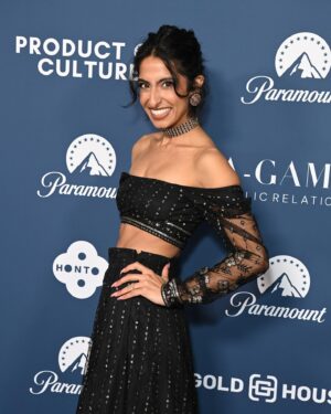 Kausar Mohammed Instagram - 🖤🤎 let’s keep these Oscar seasons brown (and Black) AF 🤎🖤 Shoutout to all of this years amazing nominees (👏🏾👏🏽👏🏿) and for the amazing hosts and sponsors of this celebration. And shoutout to every South Asian friend in the industry who is so damn talented and keeps doing their damn thing and I can’t wait for them to blow tf up. 

@kalpenn, @lilly, utktheinc, tanfrance, @therealhannahsimone, @rupikaur_, @sharmeenobaidchinoy, @anitachatterbox, @shrutirya, @archanamisrajain @paramountco

Also I love my @thesareeroom outfit 🙏🏽🙏🏽🙏🏽 ty for styling me!

Photo Credit: Jon Kopaloff/Getty  @gettyimages @agame.pr
Alberto E. Rodriguez/Getty Images Product of Culture @_productofculture_