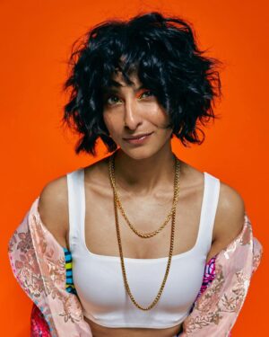 Kausar Mohammed Instagram - 🧡 LIVE LAUGH ORANGE 🍊⁣
Photographer: @shanleykellis.stills⁣⁣⁣
HMU: @calitamaz⁣⁣⁣
Stylist: @reenaray