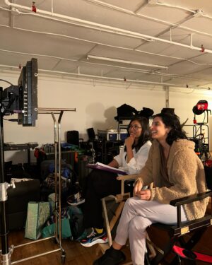 Kausar Mohammed Instagram - #tasveer #bts dump.
this team is 🔥 
get ready for 👹
and i use that lighting for my 💪🏾 
(most pics courtesy of @aneesatalks )
to the ppl who made this happen 🙏🏽 
(get ready for dir. @dhwanishah11 ya'll)
this is the proof of concept so 🙌🏽 for what else is to come!