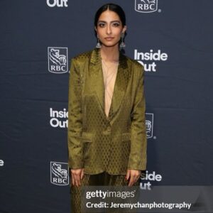 Kausar Mohammed Instagram - The world is wild rn and our systems are all collapsing ... but this one's for the FASHUN 🐍 From last weeks @insideoutfestival premiere (🙏🏽 for the great time). Shoutout to the #SISTERS team for winning the Audience Feature Film award 🐸 

And 💚 to @sani for making me feel so damn good in this suits. I've loved this brand and their clothes for years, and the women who run it are amazing. Check their stuff out, and ur gonna find ur new fave & comfy desi fusion FIT ✅