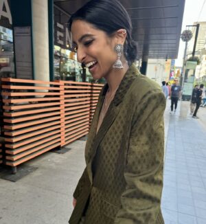Kausar Mohammed Instagram - The world is wild rn and our systems are all collapsing ... but this one's for the FASHUN 🐍 From last weeks @insideoutfestival premiere (🙏🏽 for the great time). Shoutout to the #SISTERS team for winning the Audience Feature Film award 🐸 

And 💚 to @sani for making me feel so damn good in this suits. I've loved this brand and their clothes for years, and the women who run it are amazing. Check their stuff out, and ur gonna find ur new fave & comfy desi fusion FIT ✅