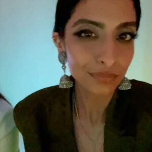 Kausar Mohammed Instagram - The world is wild rn and our systems are all collapsing ... but this one's for the FASHUN 🐍 From last weeks @insideoutfestival premiere (🙏🏽 for the great time). Shoutout to the #SISTERS team for winning the Audience Feature Film award 🐸 

And 💚 to @sani for making me feel so damn good in this suits. I've loved this brand and their clothes for years, and the women who run it are amazing. Check their stuff out, and ur gonna find ur new fave & comfy desi fusion FIT ✅