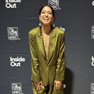 Kausar Mohammed Instagram - The world is wild rn and our systems are all collapsing ... but this one's for the FASHUN 🐍 From last weeks @insideoutfestival premiere (🙏🏽 for the great time). Shoutout to the #SISTERS team for winning the Audience Feature Film award 🐸 

And 💚 to @sani for making me feel so damn good in this suits. I've loved this brand and their clothes for years, and the women who run it are amazing. Check their stuff out, and ur gonna find ur new fave & comfy desi fusion FIT ✅