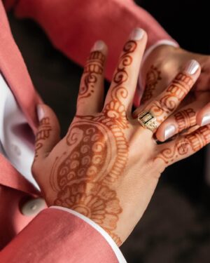 Kausar Mohammed Instagram - The day after our meetha-mu, we had our civil ceremony with immediate fam. We wanted to get ready together by ourselves before meeting our families at the restaurant and toast/dance/party. We decided to rock our fave colors -- rose and teal (and later you’ll see that we made THEM wear white/cream). Having that time before felt really special to ground us in THE DAY. 🖤💐🖤

📸: @_codygoldphotos