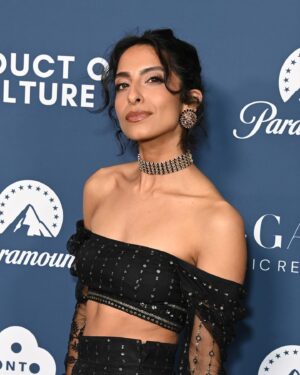 Kausar Mohammed Instagram - 🖤🤎 let’s keep these Oscar seasons brown (and Black) AF 🤎🖤 Shoutout to all of this years amazing nominees (👏🏾👏🏽👏🏿) and for the amazing hosts and sponsors of this celebration. And shoutout to every South Asian friend in the industry who is so damn talented and keeps doing their damn thing and I can’t wait for them to blow tf up. 

@kalpenn, @lilly, utktheinc, tanfrance, @therealhannahsimone, @rupikaur_, @sharmeenobaidchinoy, @anitachatterbox, @shrutirya, @archanamisrajain @paramountco

Also I love my @thesareeroom outfit 🙏🏽🙏🏽🙏🏽 ty for styling me!

Photo Credit: Jon Kopaloff/Getty  @gettyimages @agame.pr
Alberto E. Rodriguez/Getty Images Product of Culture @_productofculture_