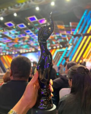 Kausar Munir Instagram - How to celebrate your first @filmfare when in New York!  Eat, drink, jazz, drink, dessert, drink… with your OG award- the daughter! And did i mention the drink! 🤪
Grateful and overwhelmed by all the love and wishes. Thank you doston ♥️🤗#lehrado🇮🇳 #83thefilm @kabirkhankk 🙏🏼