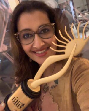Kausar Munir Instagram - Proud to represent @83thefilm that celebrates the integral ‘team spirit’ of One India! 
Thank you kaptaan @kabirkhankk for making me a small part of your big dream 🇮🇳♥️🙏🏼
#lehrado #iifa2022 #bestlyrics #abudhabi #yasisland