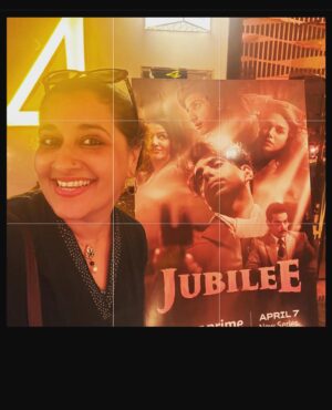 Kausar Munir Instagram - Puraane zamaane ko naya banaane ka mauqa bahot kum logon ko milta hai…and I got to do it with joy and in style, all thanks too the faith and love of stellar artists and humans @motwayne & @itsamittrivedi 
#jubileeonprime releases today only @primevideoin 
10 golden episodes and 12 original songs by us ♥️🧿